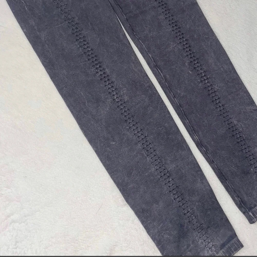 FREE PEOPLE GOOD KARMA LEGGINGS SIZE M/L.. brand new!! Washed black #67 - Picture 4 of 6